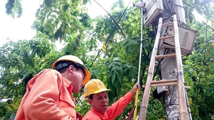 Gop tien dan de ganh phan lo cho EVN? hinh anh