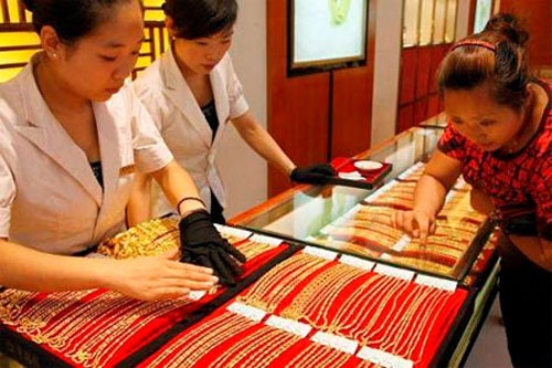 Su nguy hiem cua gia vang khien nha giau lo so hinh anh