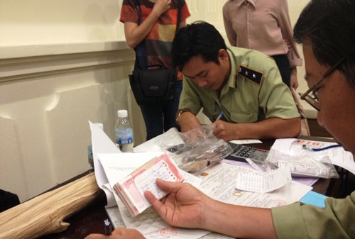 Kiem tra cua hang o Nha Trang chi ban cho khach Trung Quoc hinh anh