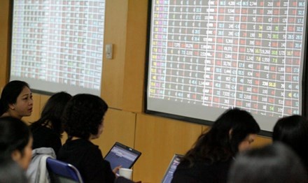 Sau 'dua no', cac cong ty chung khoan lui dan hinh anh