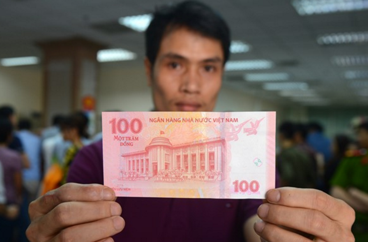 Tien luu niem 100 dong thanh qua khuyen mai hinh anh