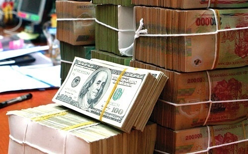 Kinh doanh ngoai te: 'Ngan hang buon than, Chinh phu ret'? hinh anh
