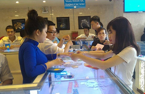 Nguoi mua vang bi moc tui hinh anh