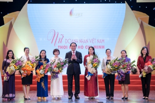 Ton vinh 300 nu doanh tieu bieu nam 2016 hinh anh