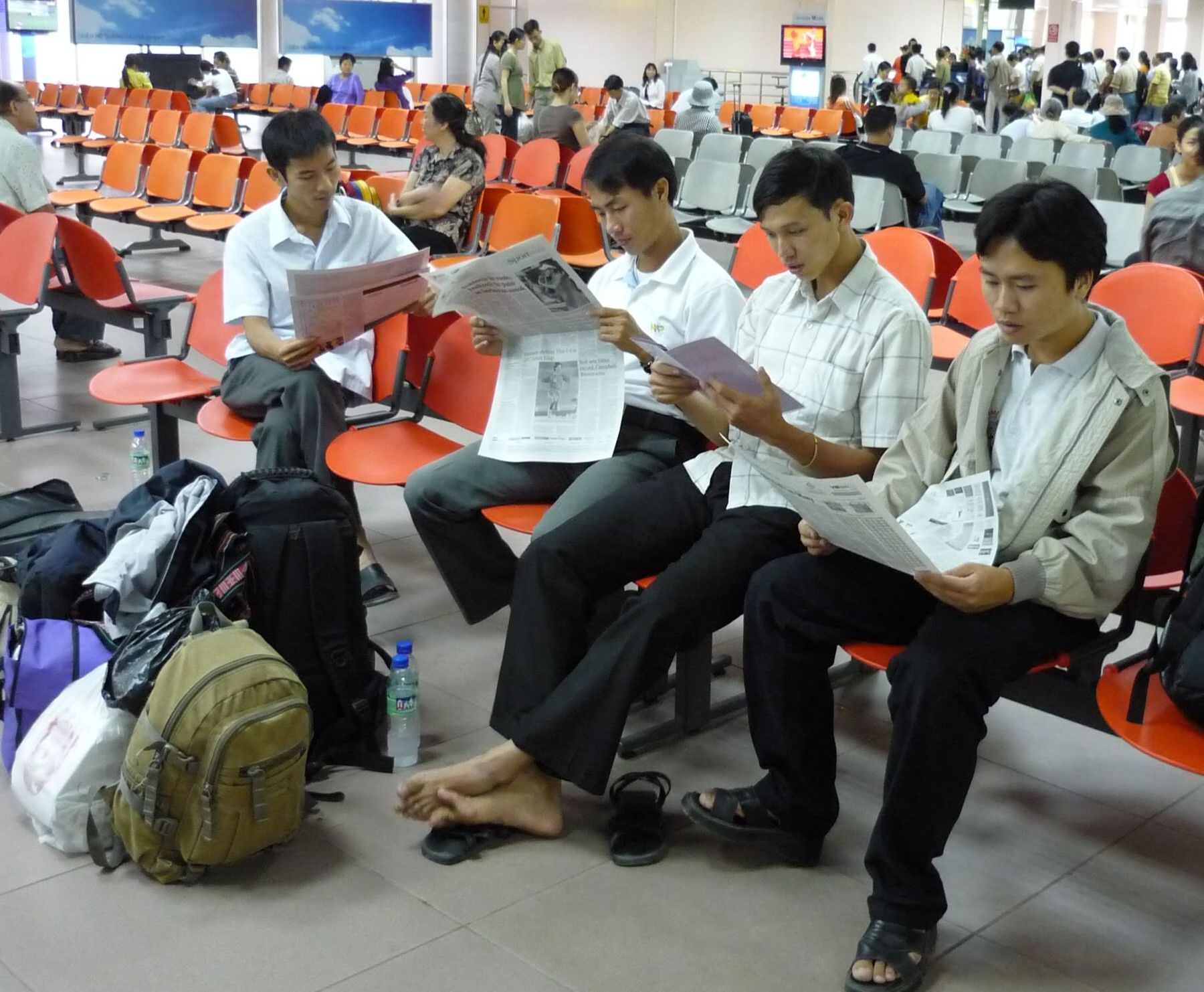 Khach di muon gio bay phai tra tien cho hai ghe hinh anh