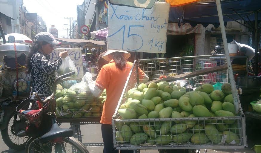 Xoai mien Tay do bo Sai Gon gia re beo hinh anh