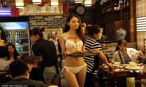Dang xet muc phat nha hang cho nhan vien mac bikini hinh anh