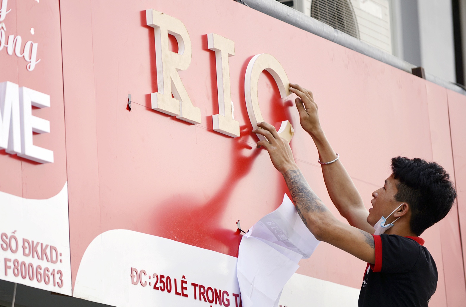 Bien hieu kieu mau o Ha Noi: Lac hau va pham luat? hinh anh