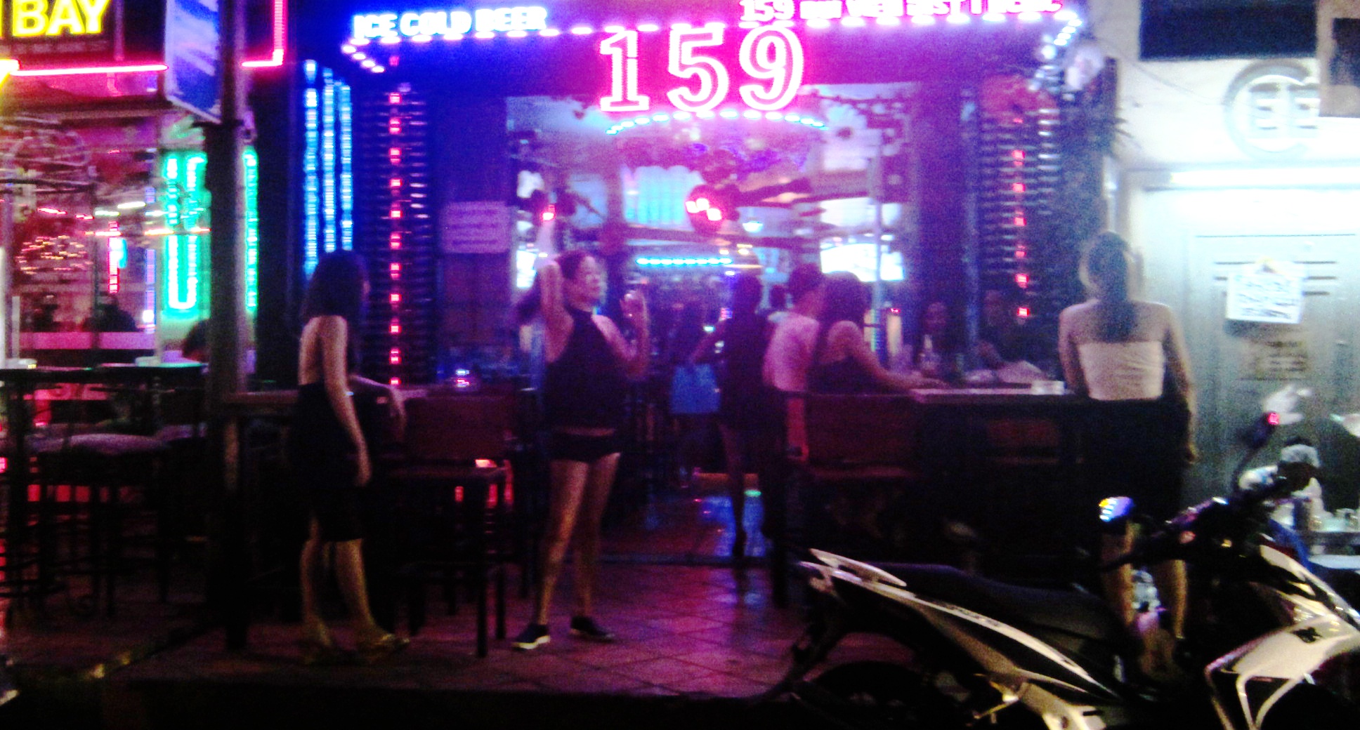 chan dai hut khach anh 2