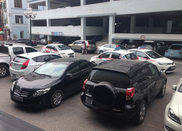 Cho do o to gia 1 ty: Nha giau 'khoc thet' hinh anh