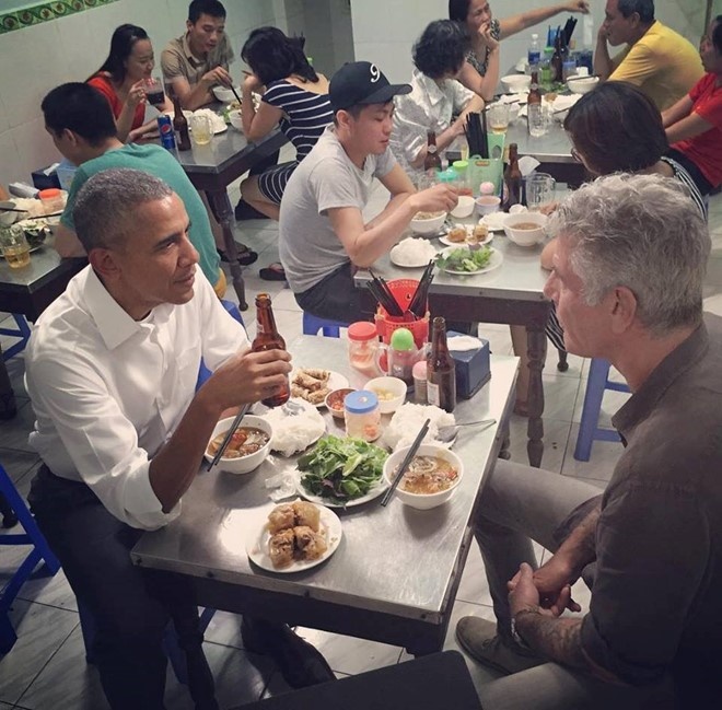 tong thong OBAMA an bun cha anh 1