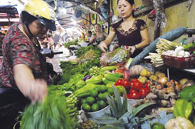 Ha Noi: Rau qua loan gia ban sau tran mua lon hinh anh