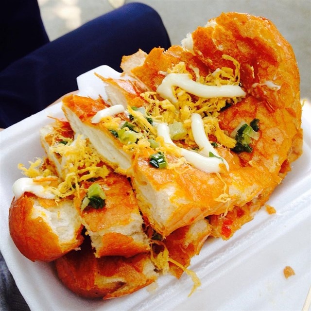 Kinh doanh banh mi nuong muoi ot Khmer no ro tai Sai Gon hinh anh