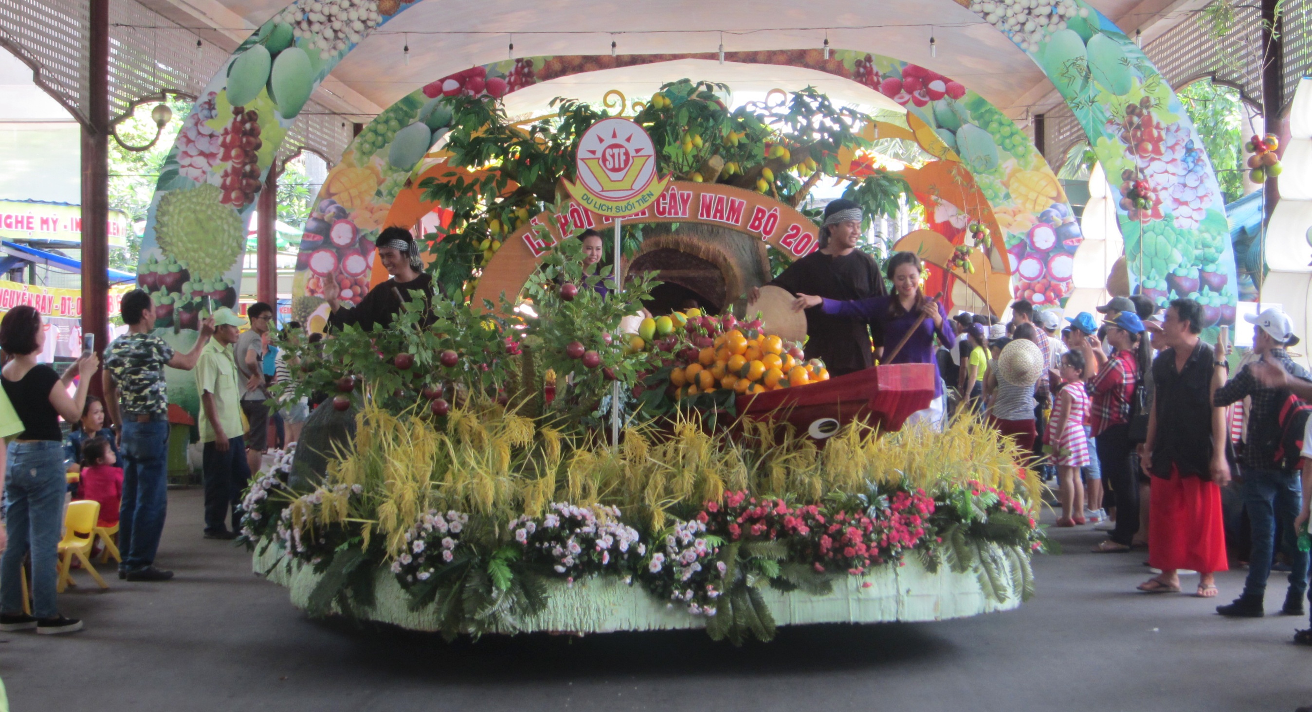 Cho noi trai cay tai Sai Gon anh 1