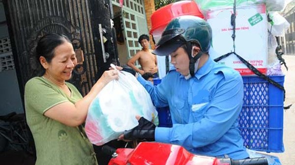 Shipper lam viec trong nang nong 40 do hinh anh