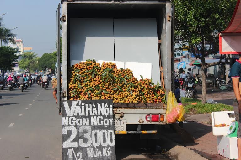 Vai thieu chua vao vu, vai 'lai' da o at xuong pho Sai Gon hinh anh