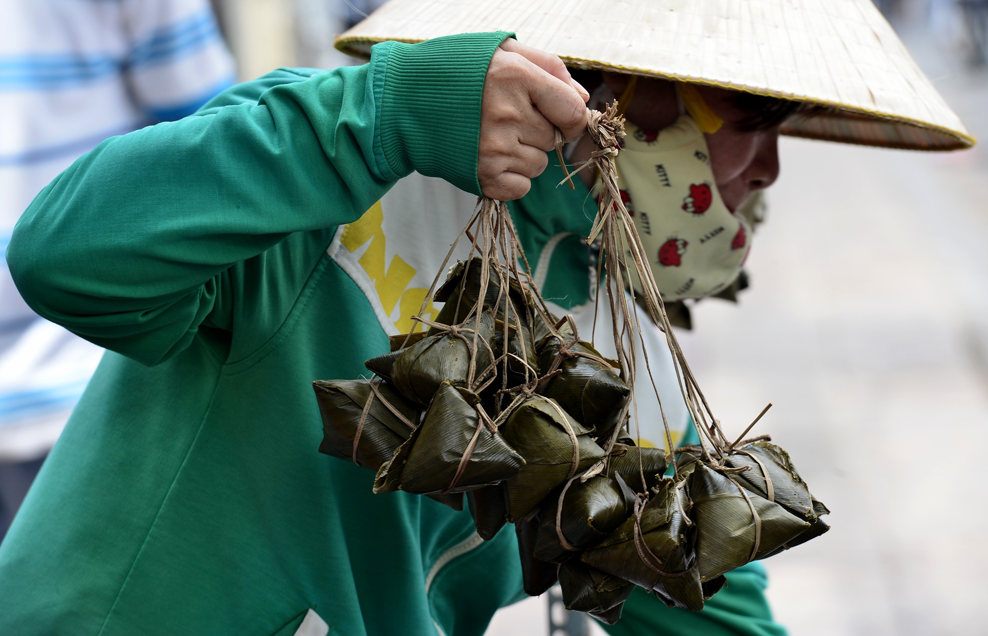 Tet Doan Ngo, nguoi Sai Gon mua la cay, thuc an diet sau bo hinh anh