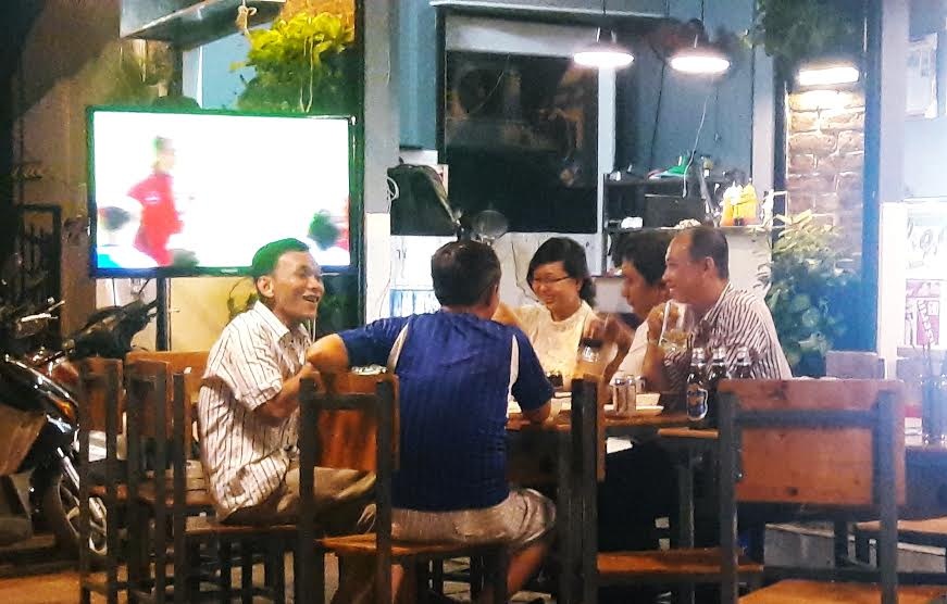 Hang quan trang bi ca chuc tivi trang dem phuc vu Euro 2016 hinh anh