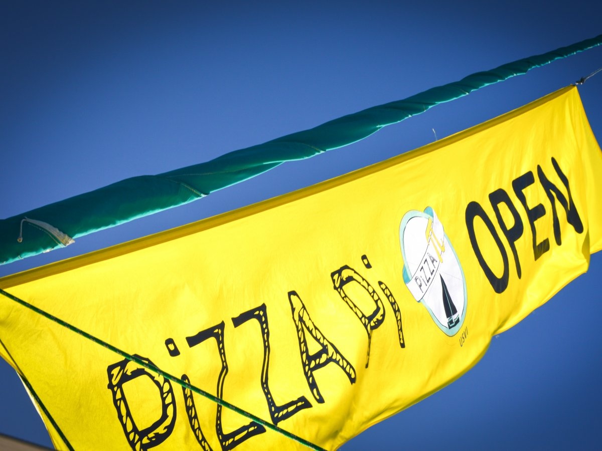 Cặp đôi bỏ việc phố Wall mở quán pizza trên biển ảnh 1 Cap doi bo viec pho Wall mo quan pizza tren bien anh 1