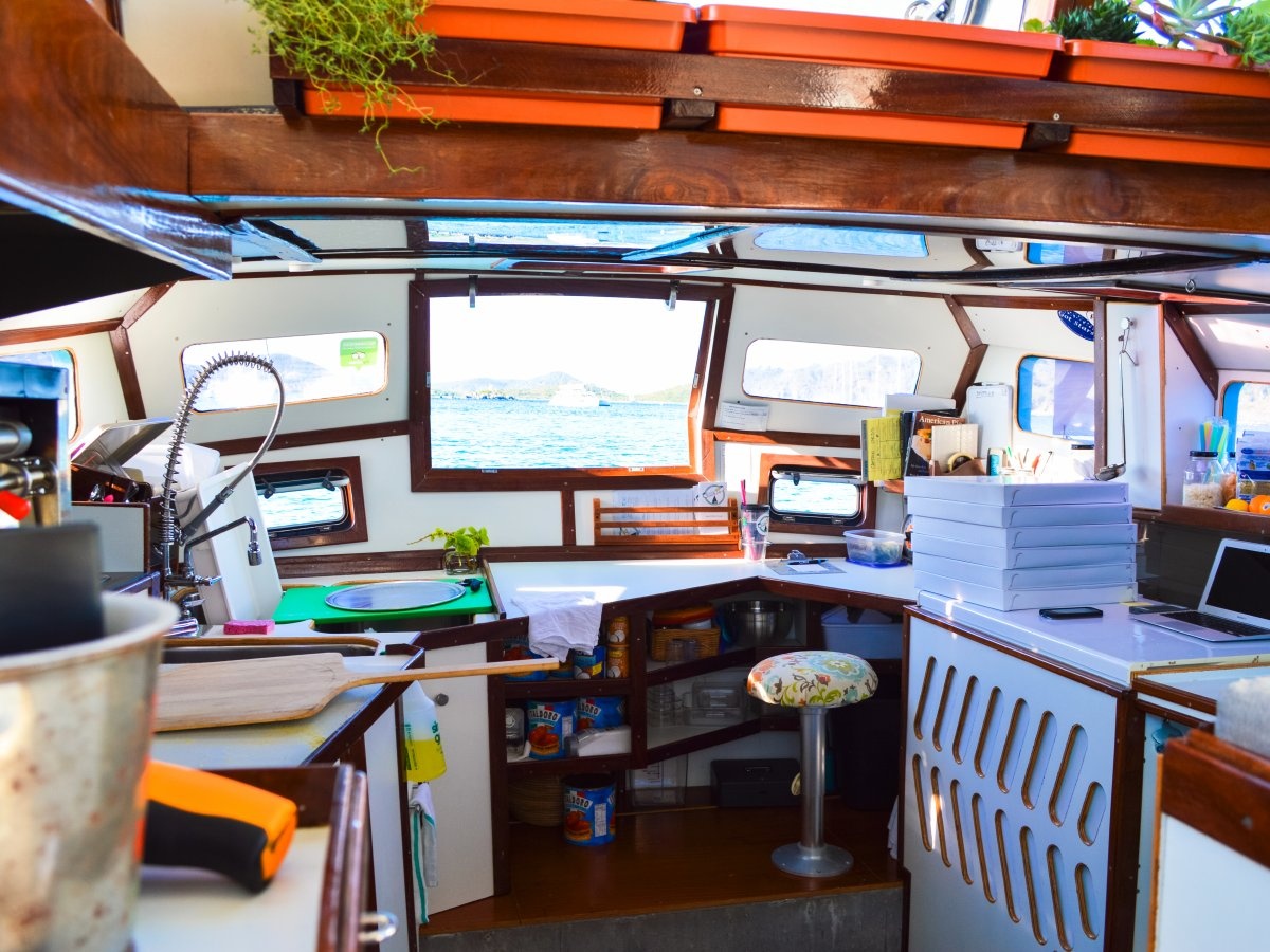 Cặp đôi bỏ việc phố Wall mở quán pizza trên biển ảnh 2 Cap doi bo viec pho Wall mo quan pizza tren bien anh 2