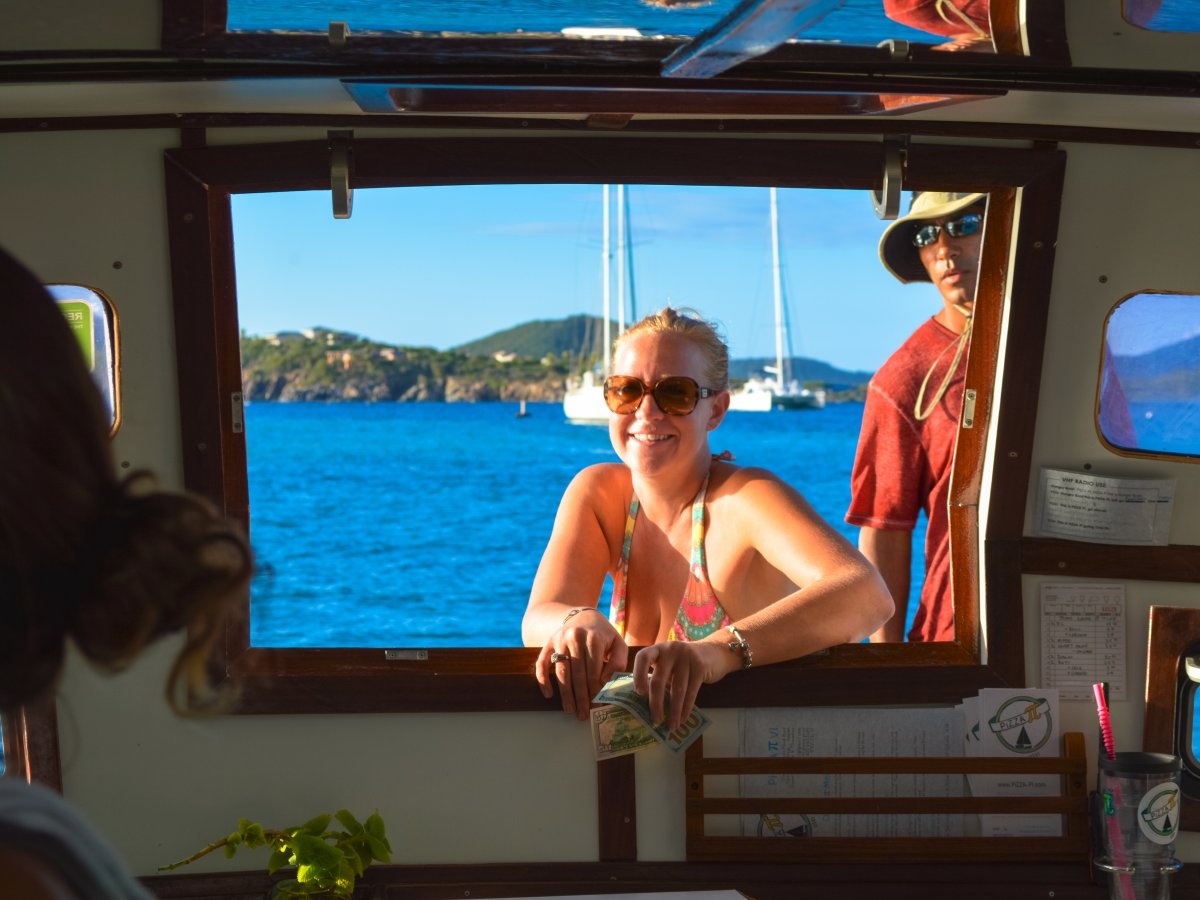 Cặp đôi bỏ việc phố Wall mở quán pizza trên biển ảnh 8 Cap doi bo viec pho Wall mo quan pizza tren bien anh 8