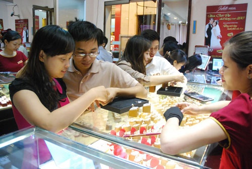 Vang tang hon 2 trieu: Con sot bung len, do xo di mua hinh anh