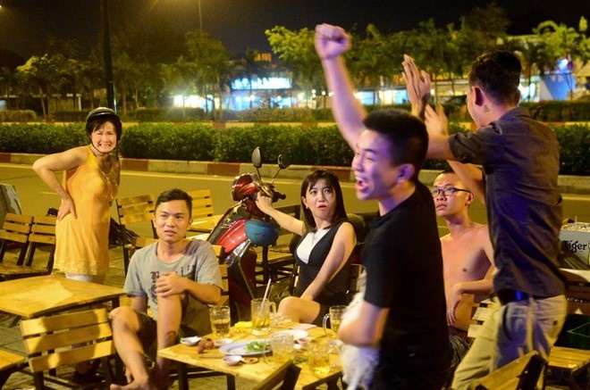 Quan nhau via he thu 20 trieu moi dem mua Euro hinh anh