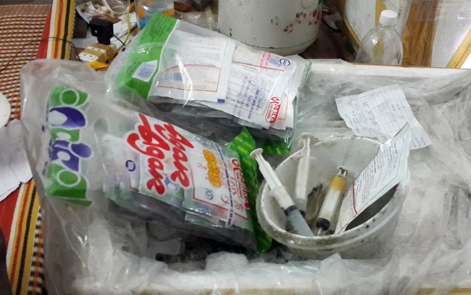 De dang mua nguyen lieu bom vao tom hinh anh