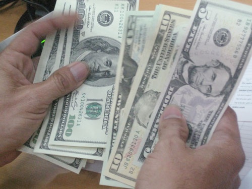 Thong doc Le Minh Hung: Gia vang khong anh huong den ty gia hinh anh