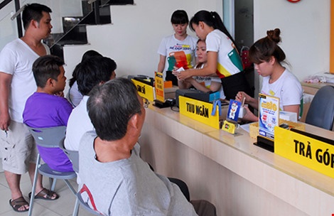 Dua nhan vien xinh dep cau lai suat 'cat co' hinh anh