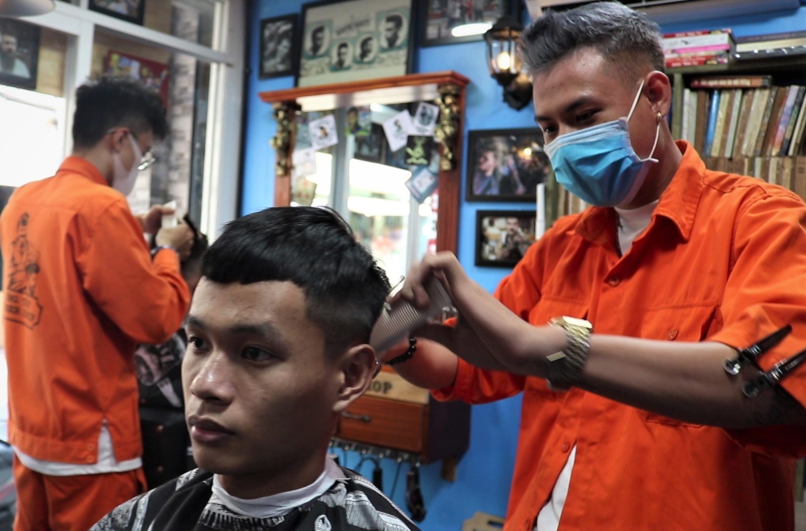 Tiem hot toc 2.000 dong cho sinh vien tai TP.HCM hinh anh