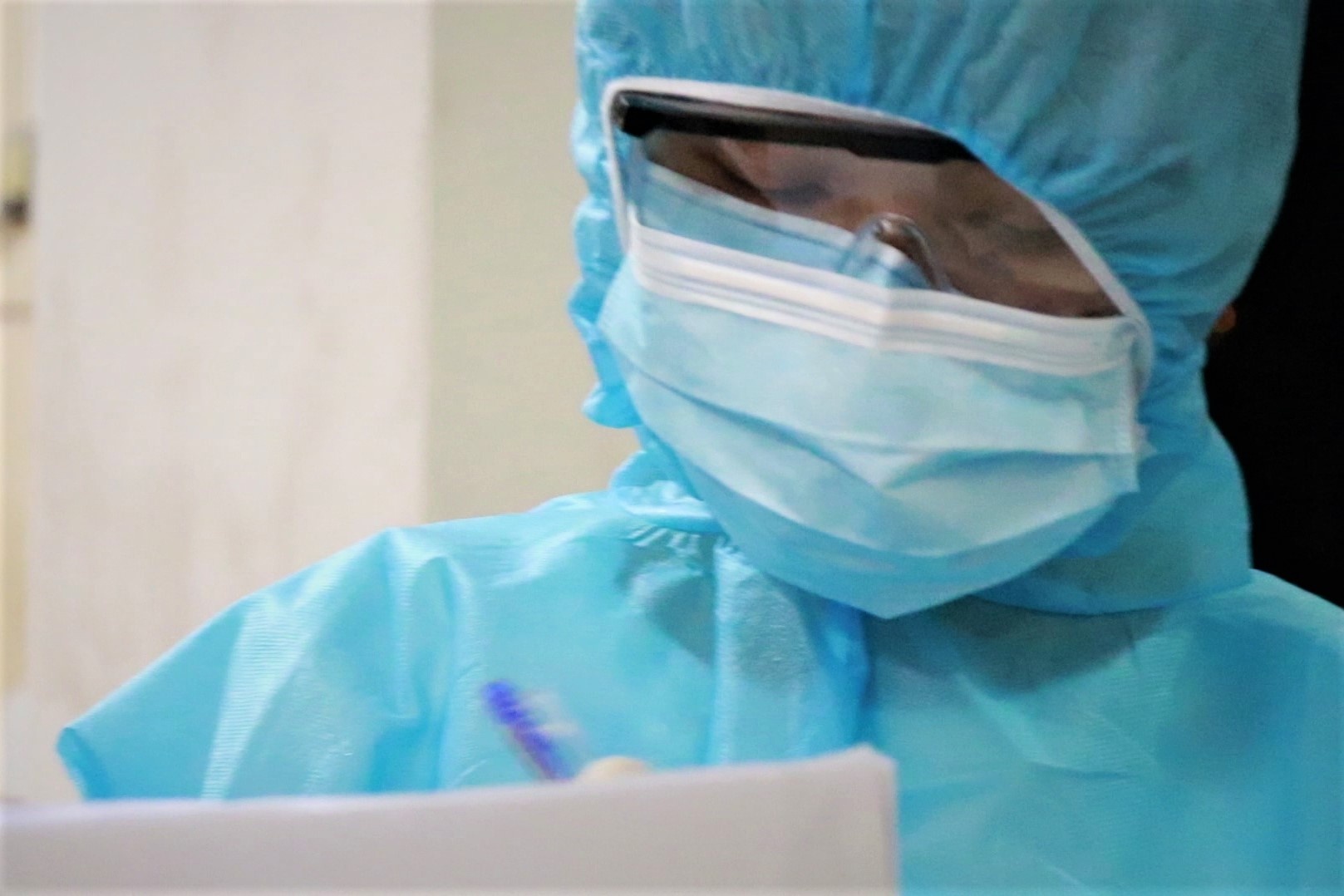 Ngay lam viec cuong do cao cua nu nhan vien y te o khu cach ly hinh anh