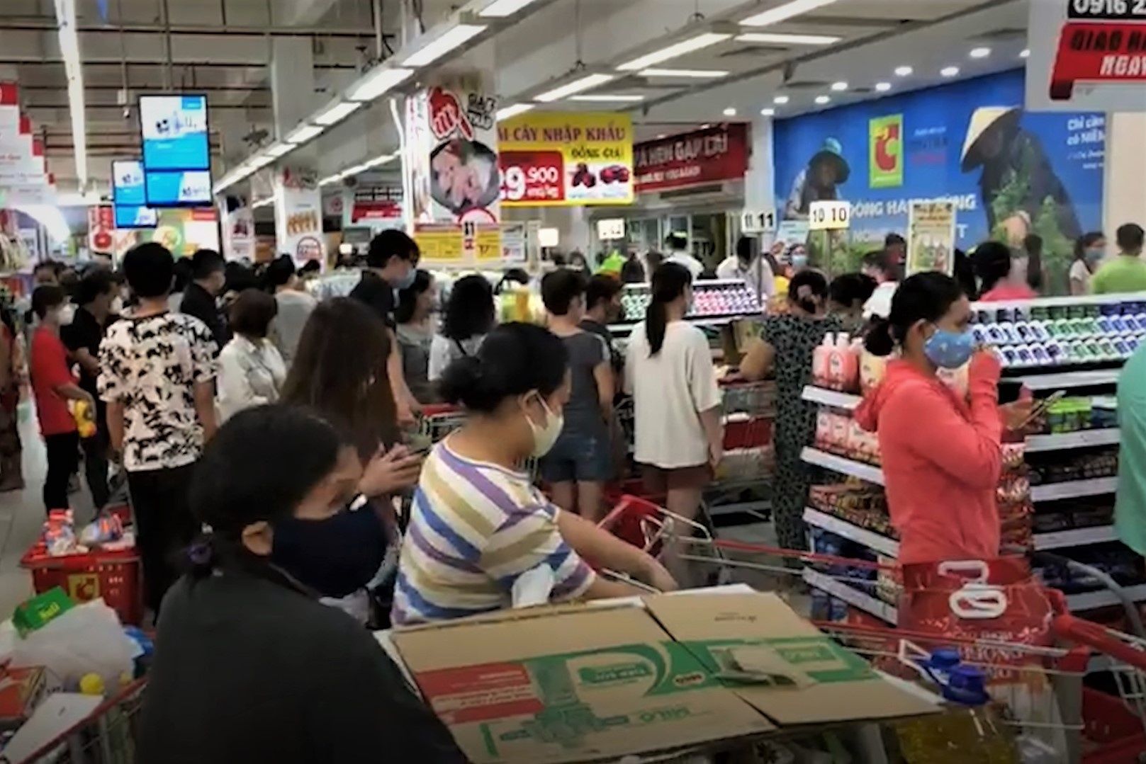 Nguoi dan TP.HCM xep hang mua sam truoc ngay tam dung mot so dich vu hinh anh