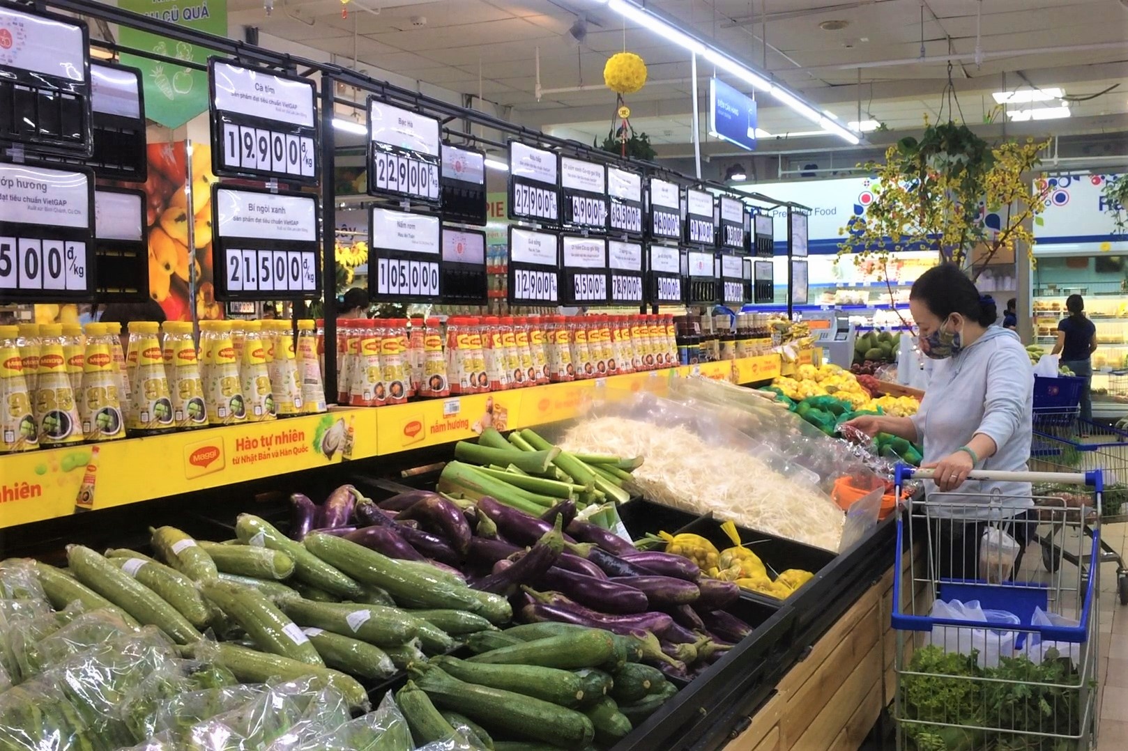 Ngay dau cach ly xa hoi, nguoi dan TP.HCM mua sam binh thuong hinh anh