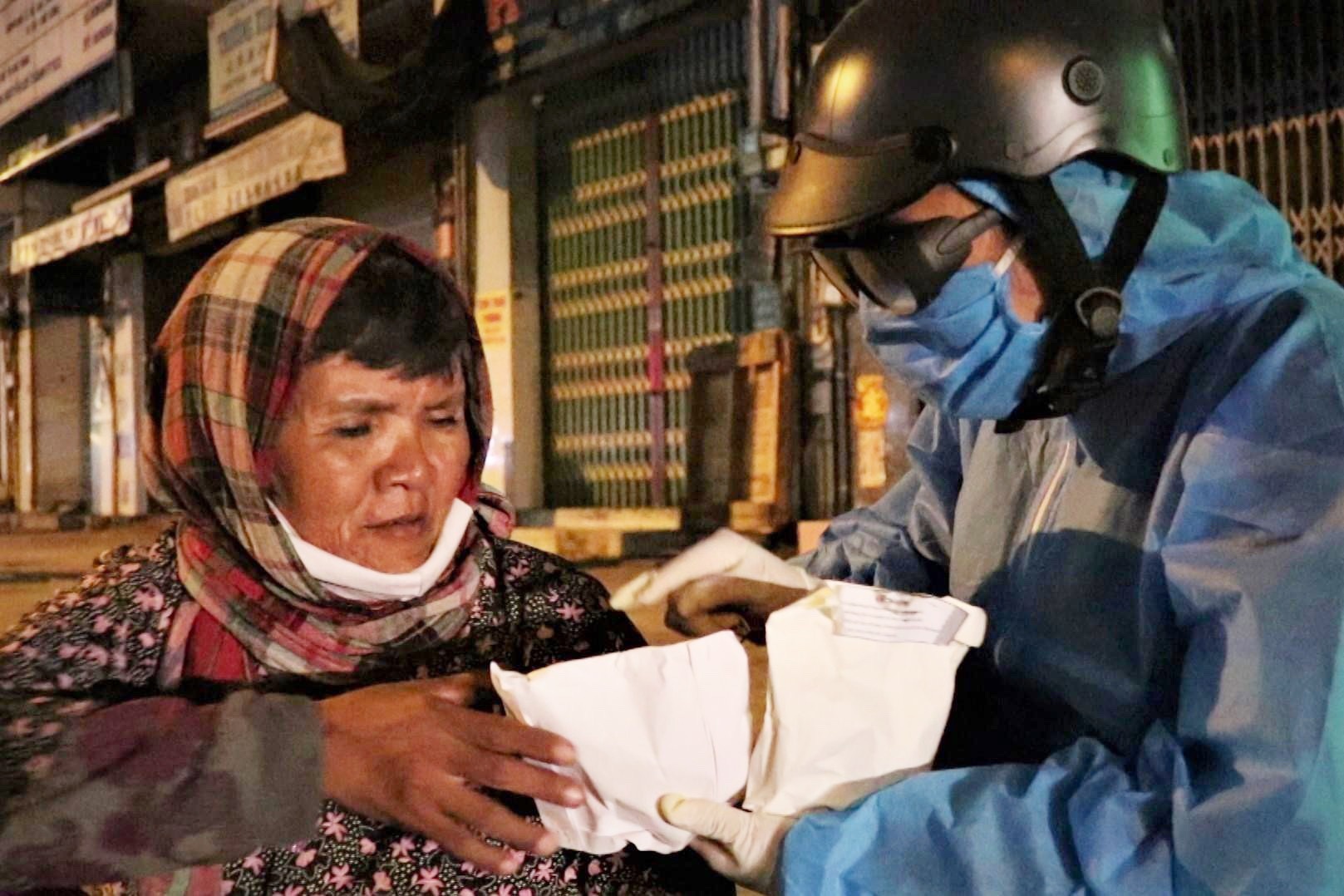 Phat hon 1.000 khau trang cho nguoi vo gia cu tai TP.HCM hinh anh