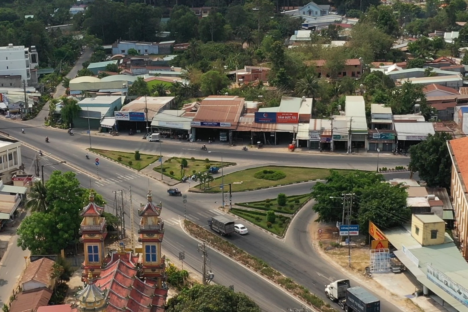 Nut giao thong vao TP.HCM vang lang ngay cach ly thu 2 hinh anh