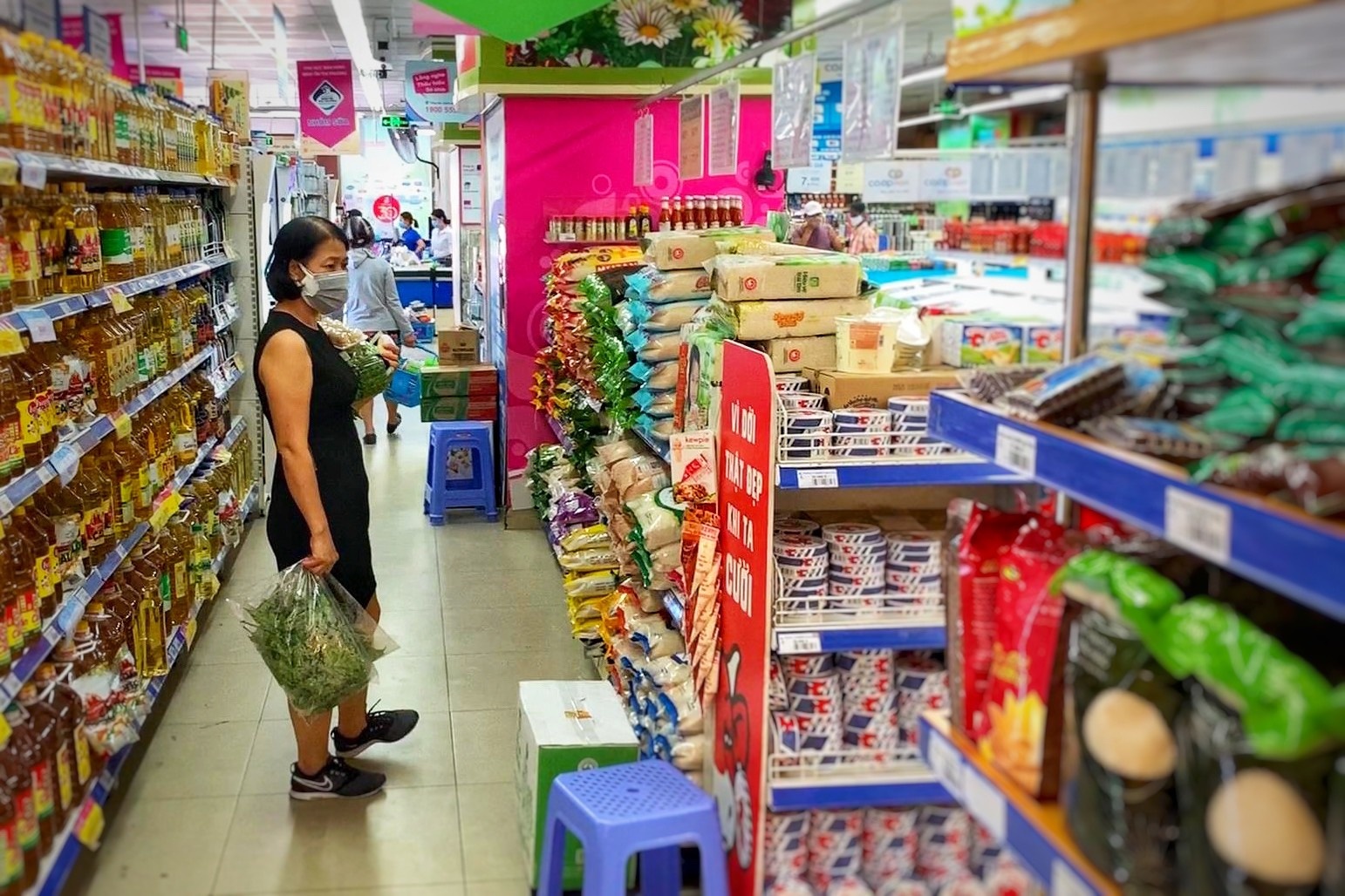 Cho, sieu thi TP.HCM vang khach ngay thu 4 cach ly xa hoi hinh anh