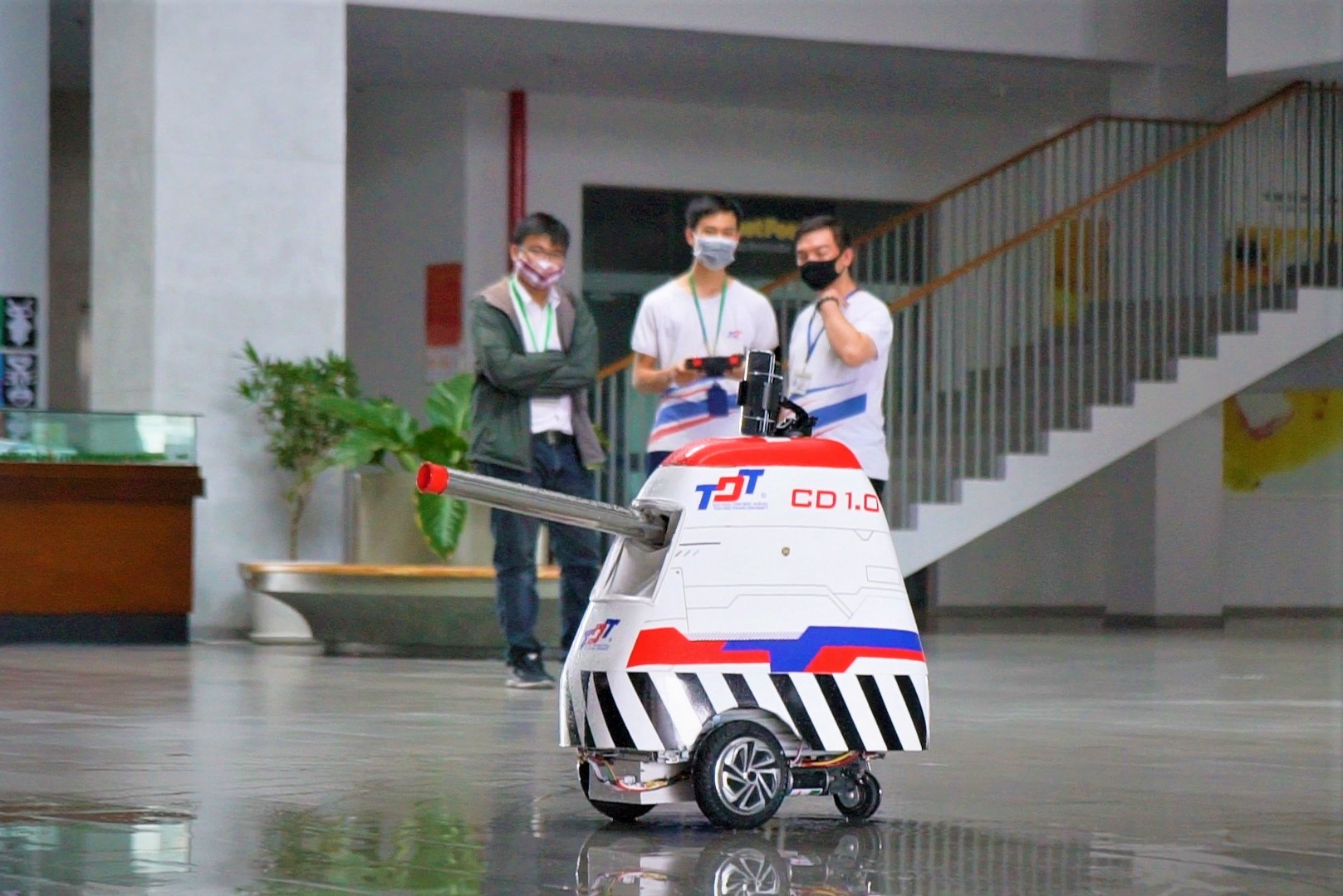 Che tao robot giup nhan vien y te tranh tiep xuc nguon benh hinh anh