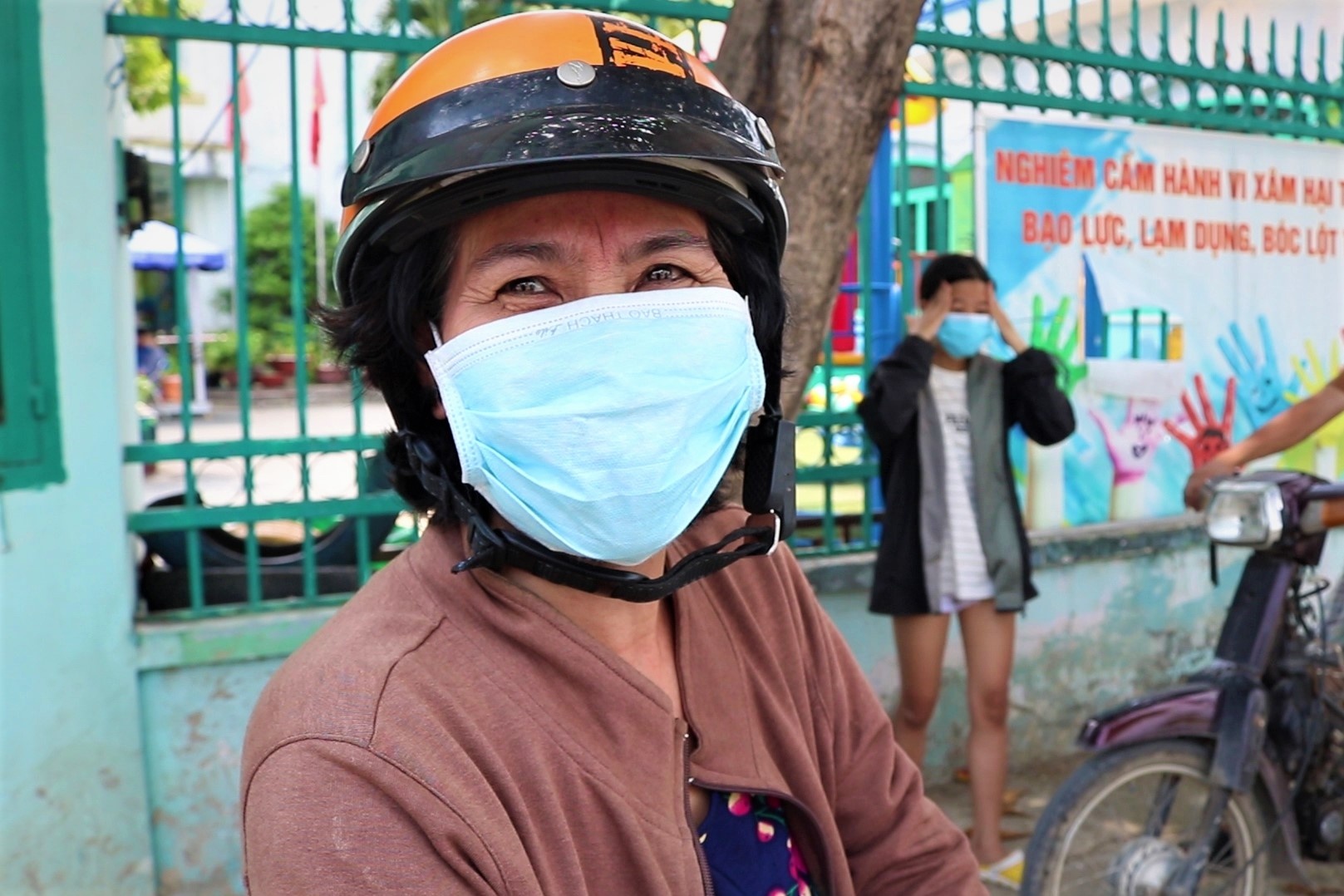 Nguoi dan mang rau, trung quyen gop cho ATM gao o quan 12, TP.HCM hinh anh
