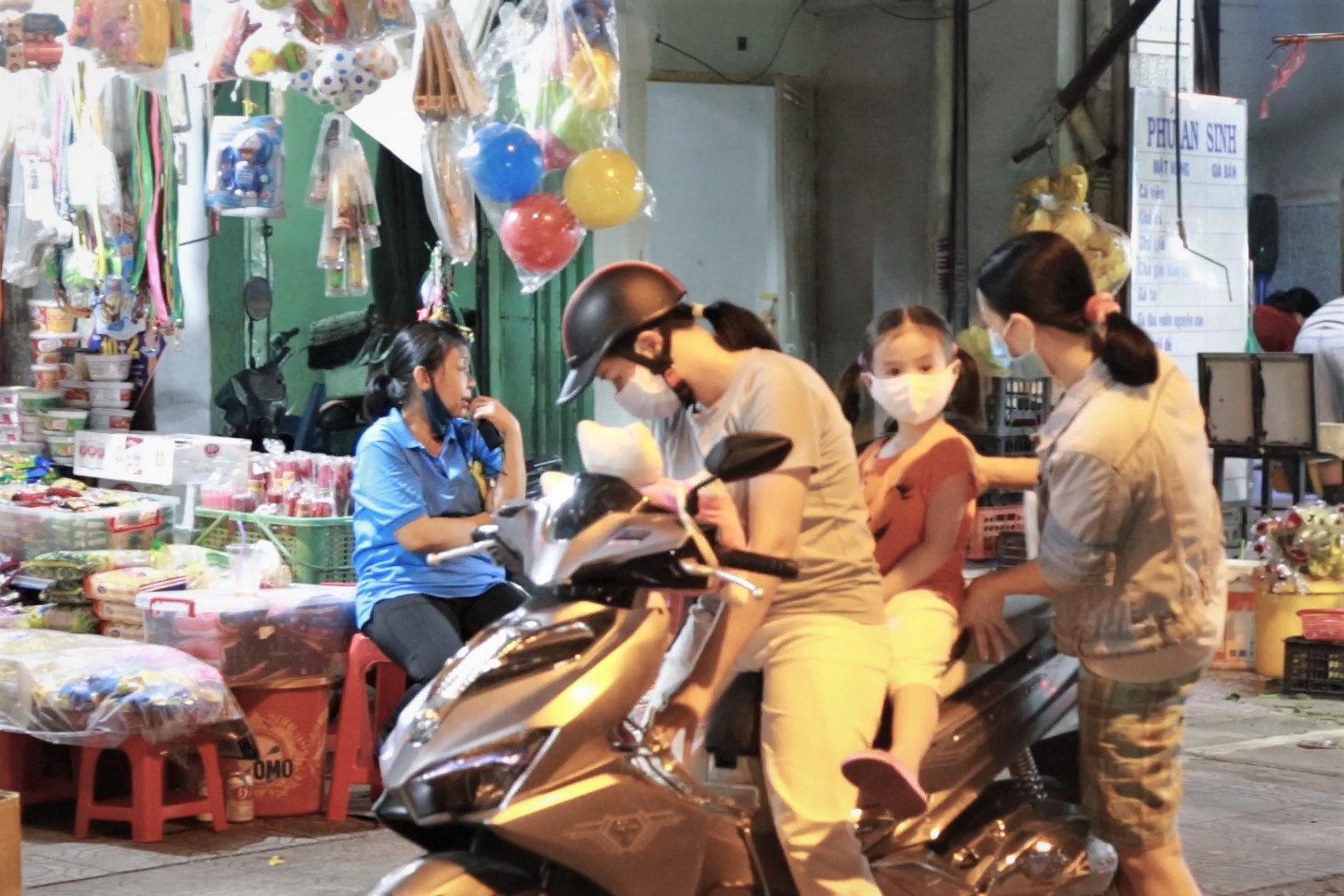 Cho dong duc o TP.HCM sau lenh dung cach ly hinh anh