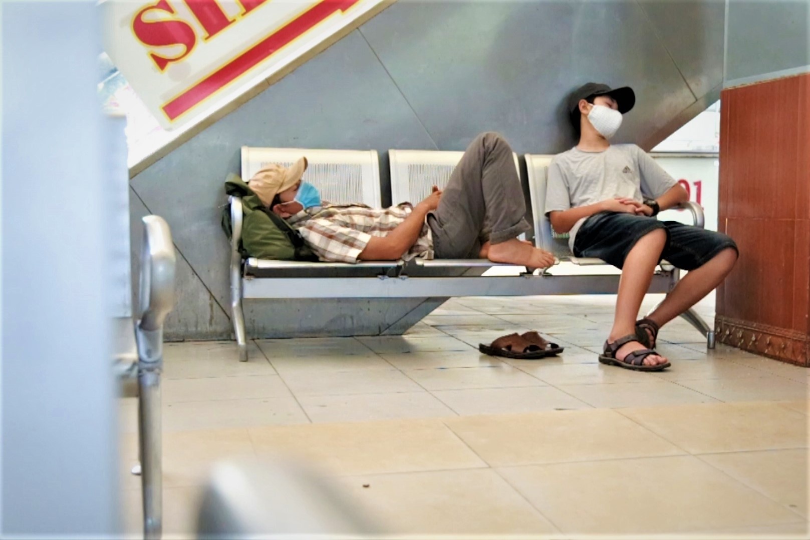 Ben xe Mien Dong: Nhieu hanh khach khong ve duoc vi 'chay ve' hinh anh