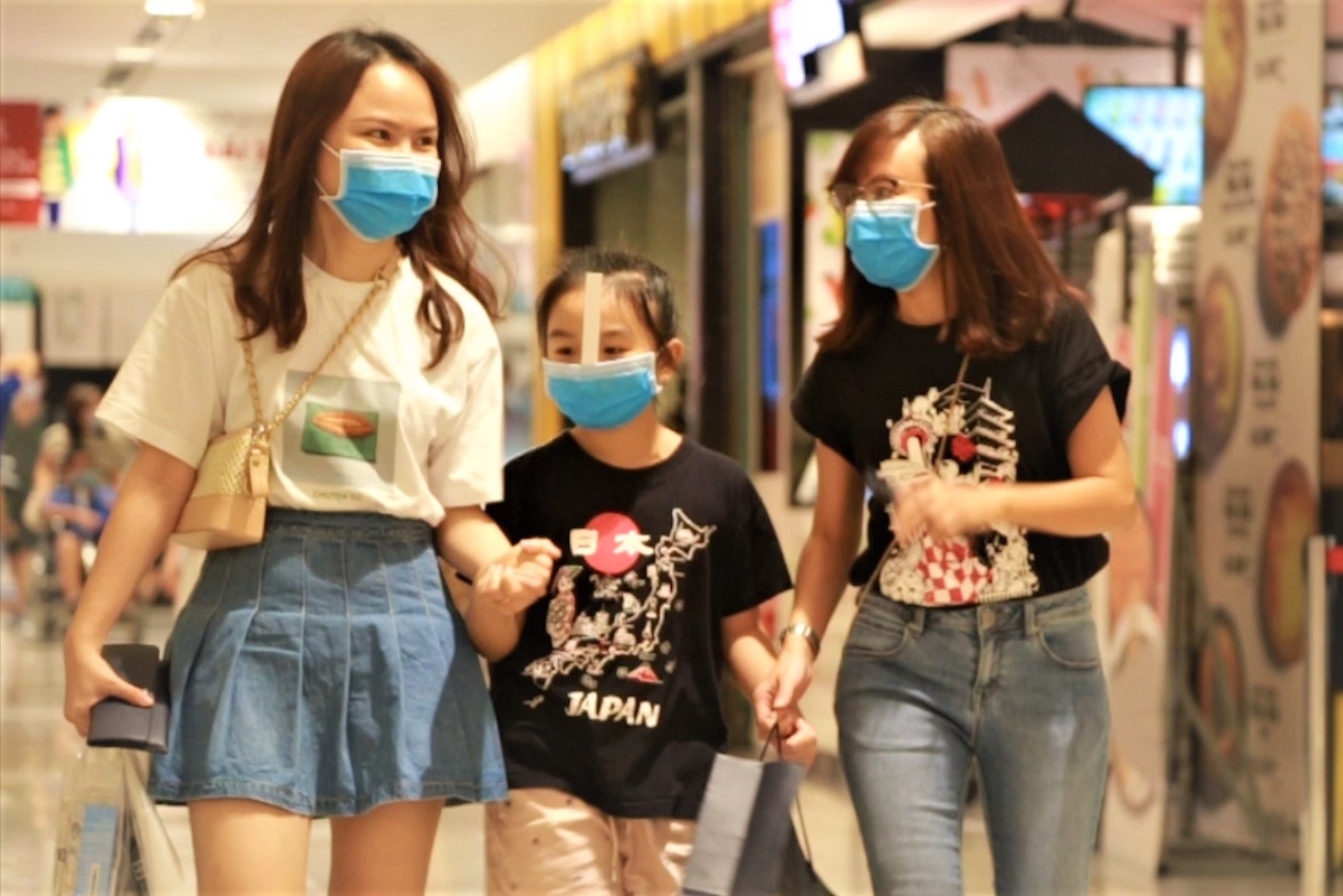 Trung tam thuong mai o TP.HCM dong duc ngay le 30/4 hinh anh