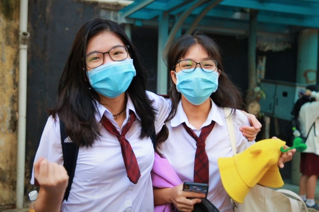 Hoc sinh TP.HCM duoc tang khau trang trong ngay tro lai truong hinh anh