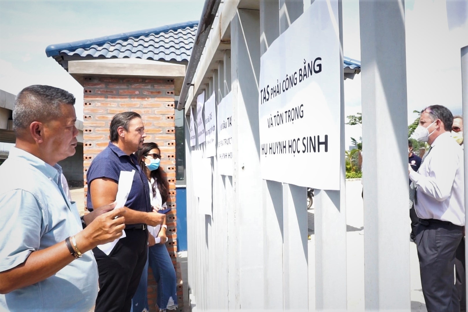 Phu huynh phan doi hoc phi truong quoc te qua cong sat hinh anh