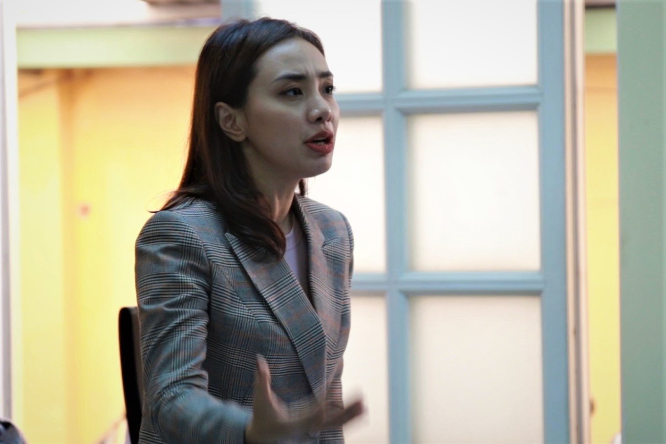 Miko Lan Trinh tu minh tranh luan truoc toa hinh anh