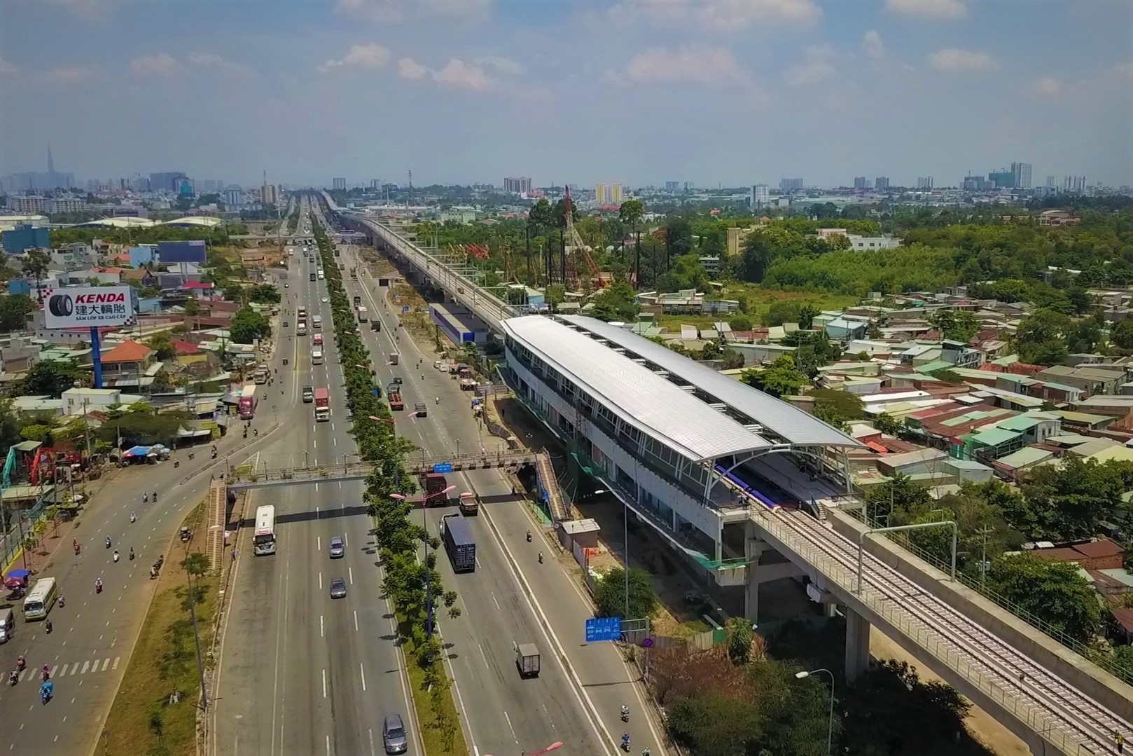 Ben trong trung tam dieu khien metro TP.HCM dang hoan thien hinh anh