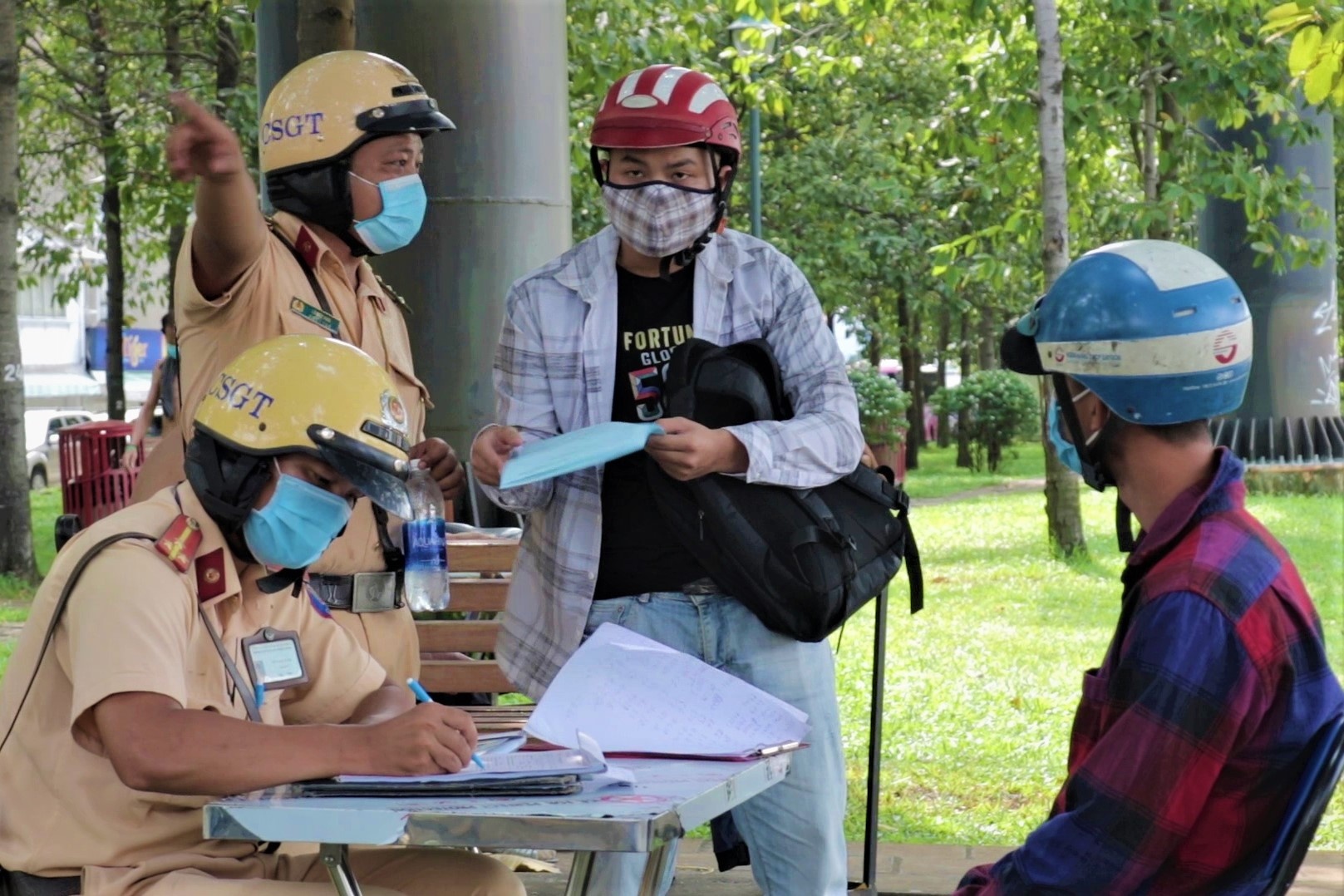 Nhieu nguoi bi CSGT chan xe vi phong nhanh tren duong vang hinh anh