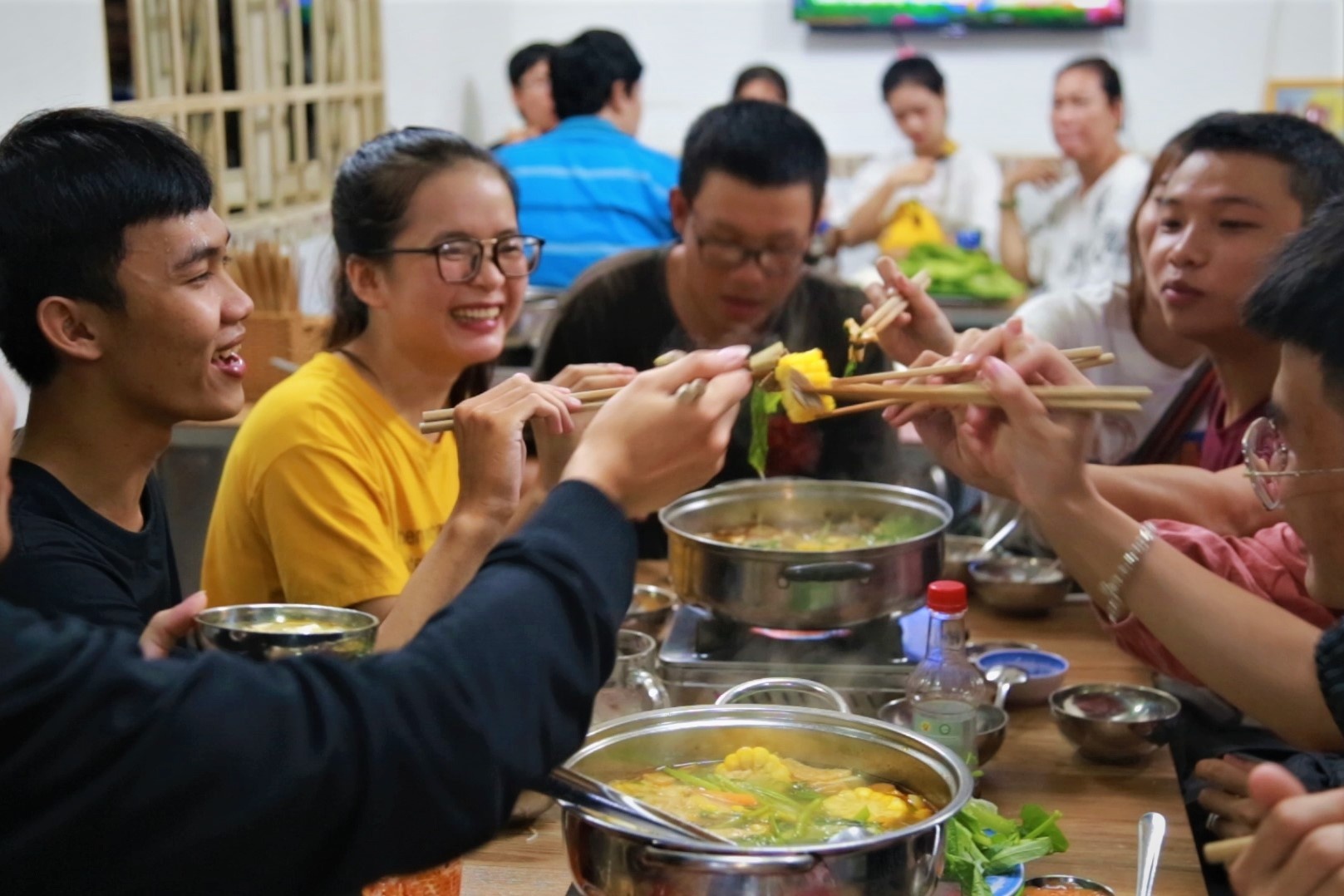 Lang dai hoc 'vui nhu Tet' nho sinh vien tro lai sau ky nghi dich hinh anh