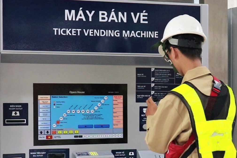 Mo hinh may ban ve ben trong ga metro Nha hat TP.HCM hinh anh