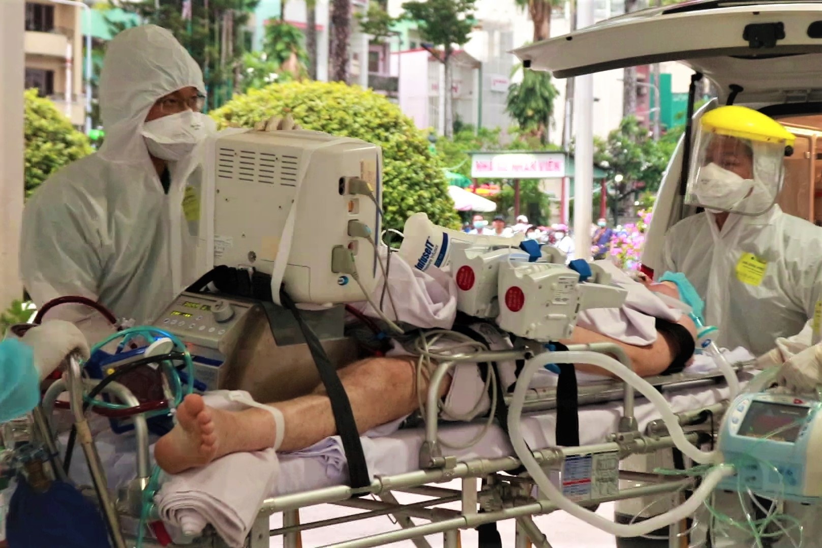 Di chuyen benh nhan 91 cung he thong may moc ve BV Cho Ray hinh anh